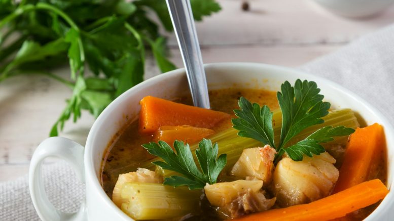 Soupe de légumes bio : faut-il vraiment tout éplucher avant de mixer ?